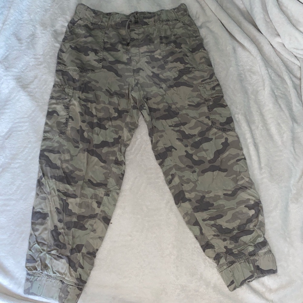 AE HI-RISE CAMO JOGGER WITH LOTS OF POCKETS